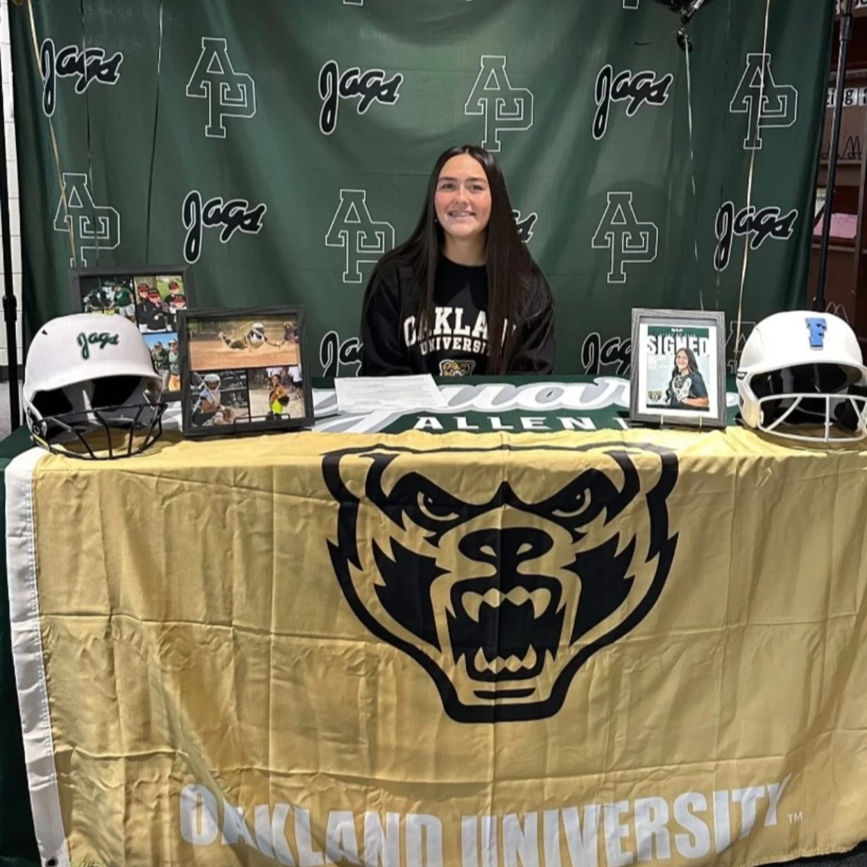 MALLORY HOOL in look 5 look