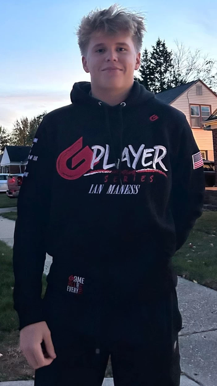 IAN MANESS in look 1 look